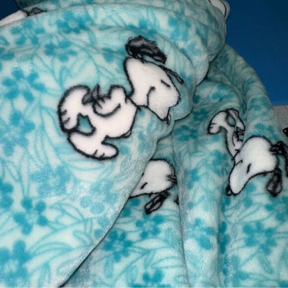 PEANUTS Snoopy velvetLoft Throw - Picture 3 of 5